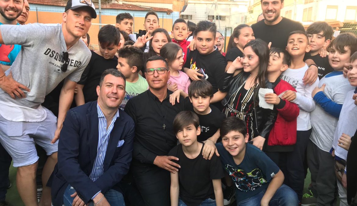 Napoli, Zielinski e Verdi premiano i bambini della fondazione “A’ Voce d’è Creature”