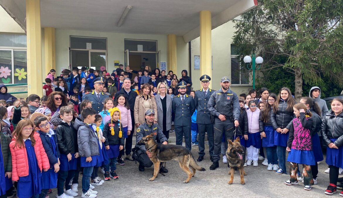 A scuola con le unità cinofile della Guardia di Finanza